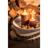 Bougie cylindrique marron J-Line sur une table, ajoutant une touche chaleureuse.
