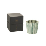 Ambiance relaxante avec la bougie J-Line Noa dans un salon chic