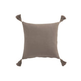 Détail des pompons du coussin J-Line en coton taupe