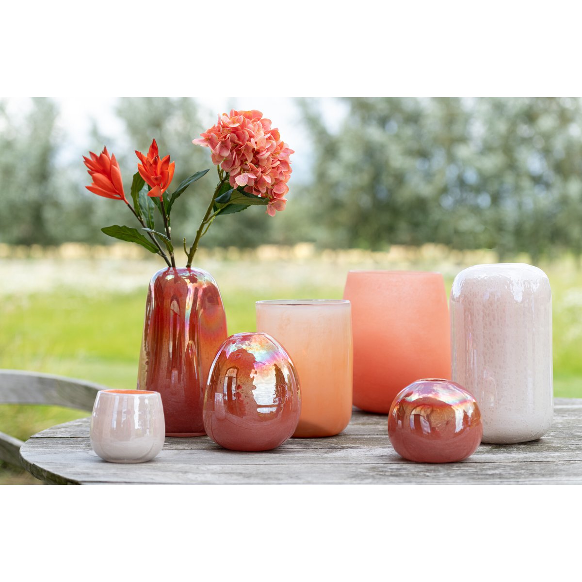 Vase bol rouge sur une table, ambiance salon moderne