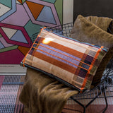Coussin Kaël placé sur un canapé moderne, ajout de confort
