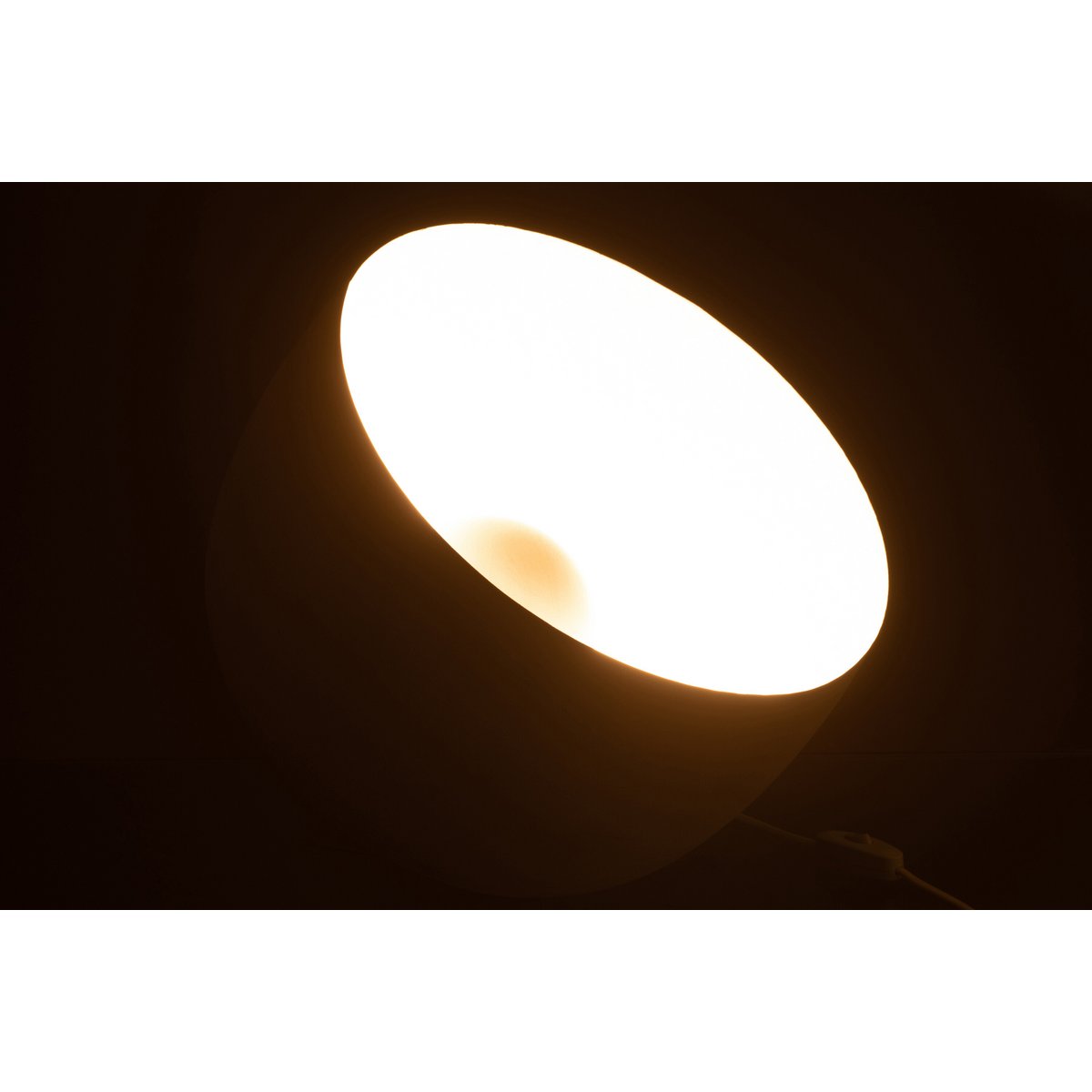 Détail du design moderne de la lampe J-Line