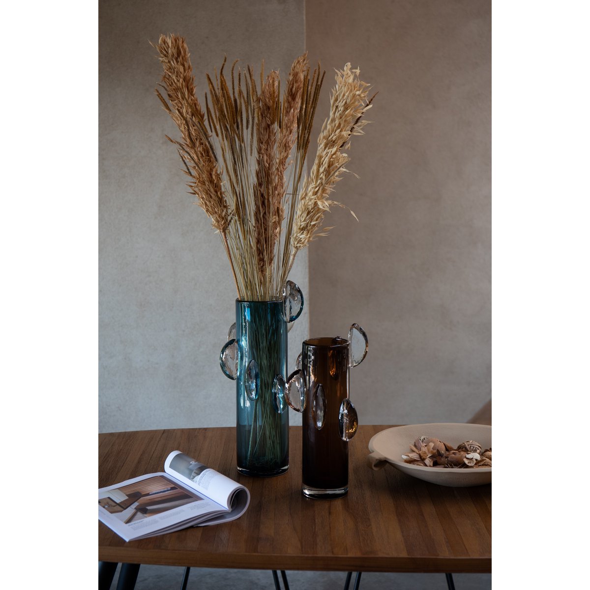 Vase Steggy J-Line sur une table moderne, décoration intérieure