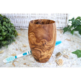 Tasse décorative en bois d'olivier avec stylos à l'intérieur