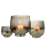 Lanterne J-Line avec bougie allumée, créant une atmosphère cosy