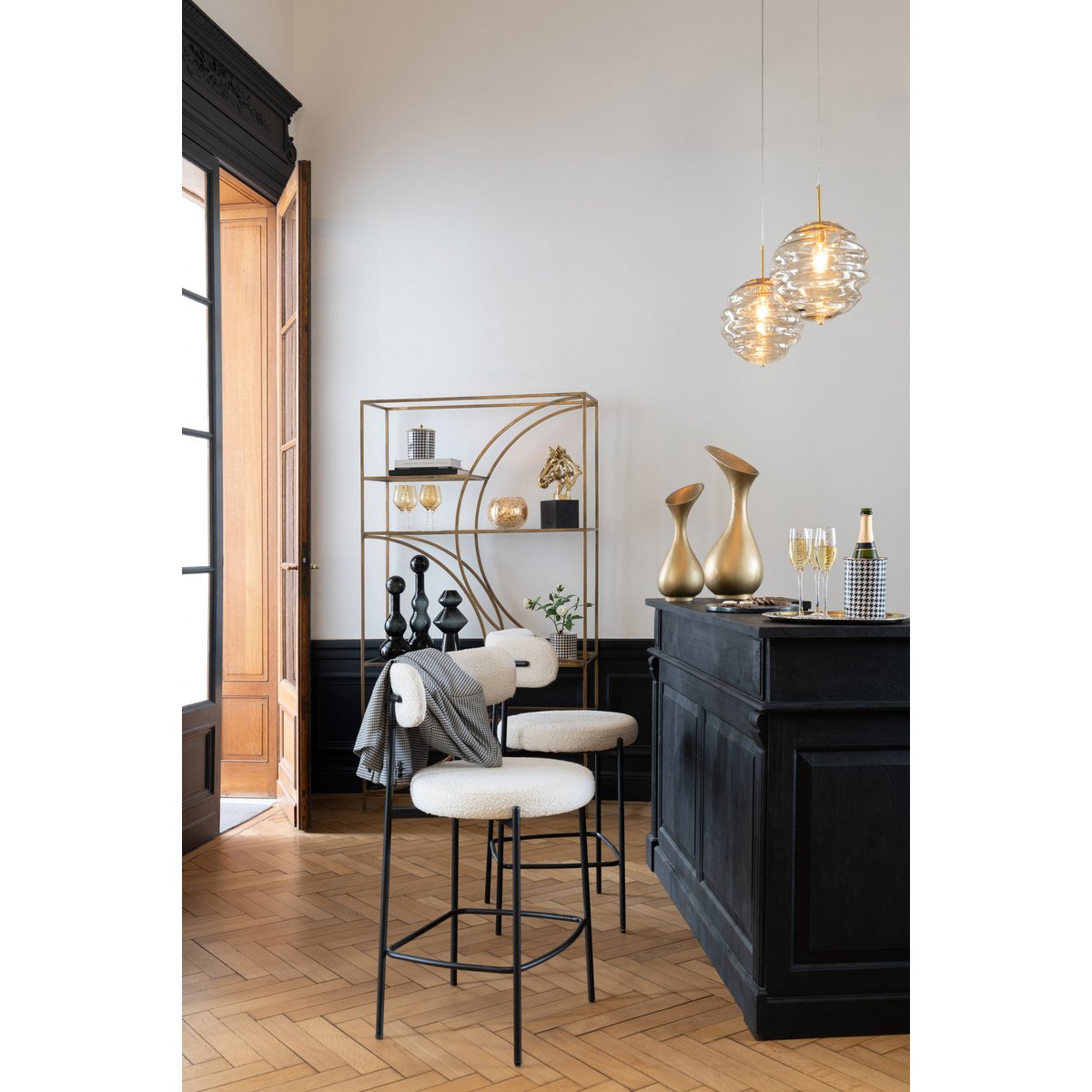 Chaise de bar J-Line avec un fond neutre