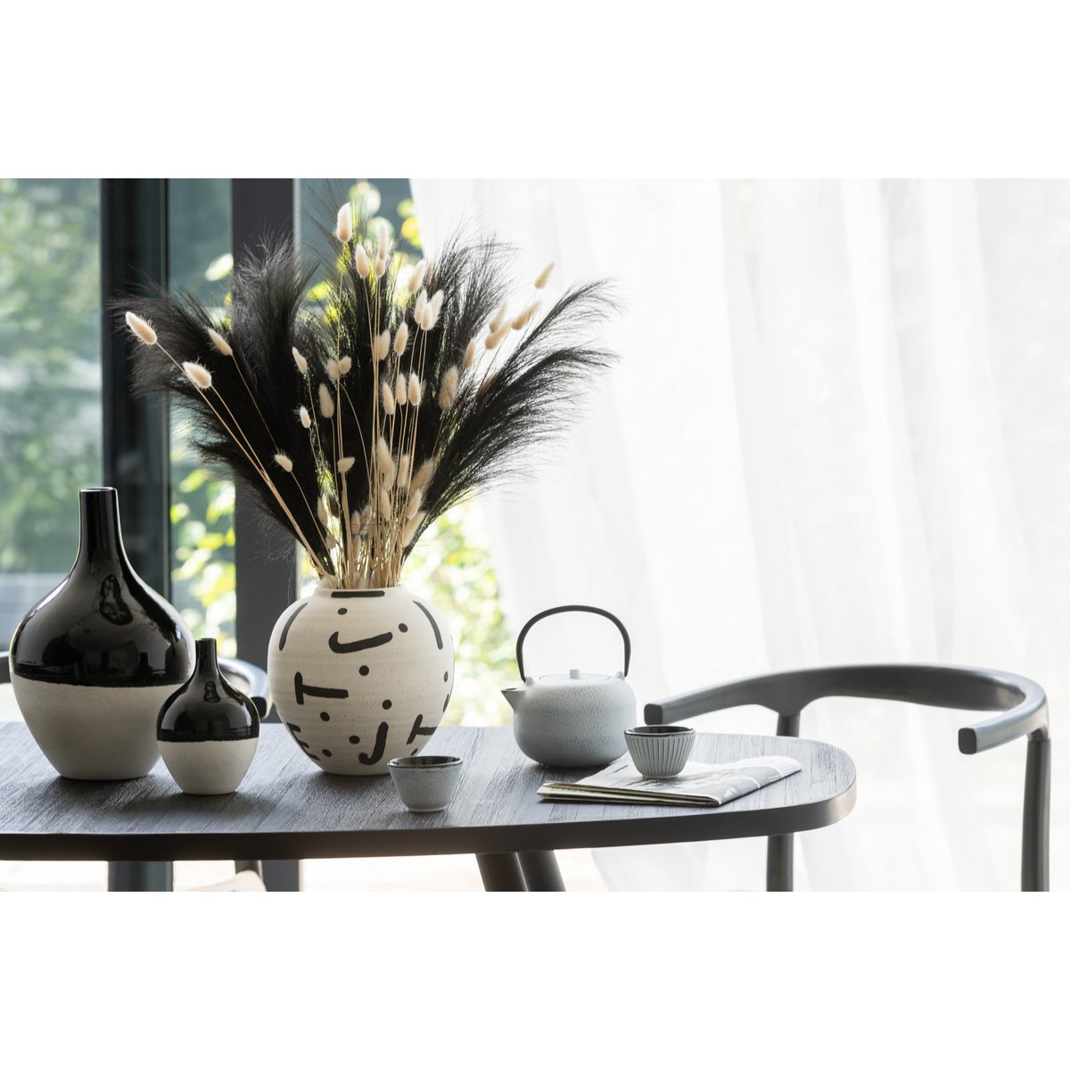 Vase J-Line IVA avec des fleurs, décoration élégante