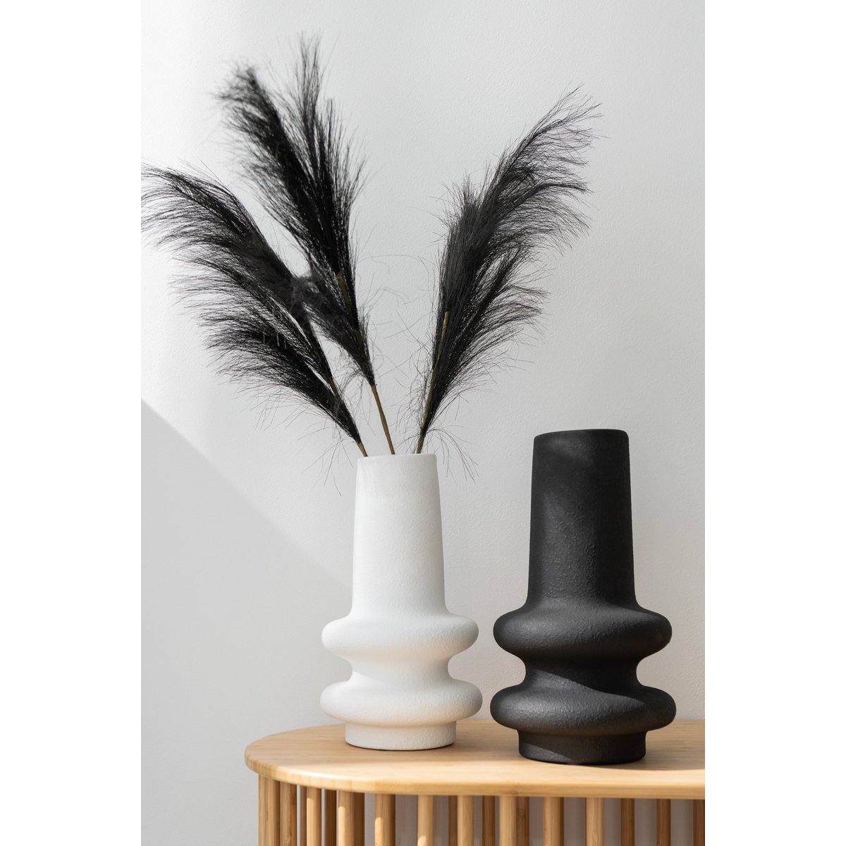 Détail du vase Lyra J-Line, finition brillante en céramique