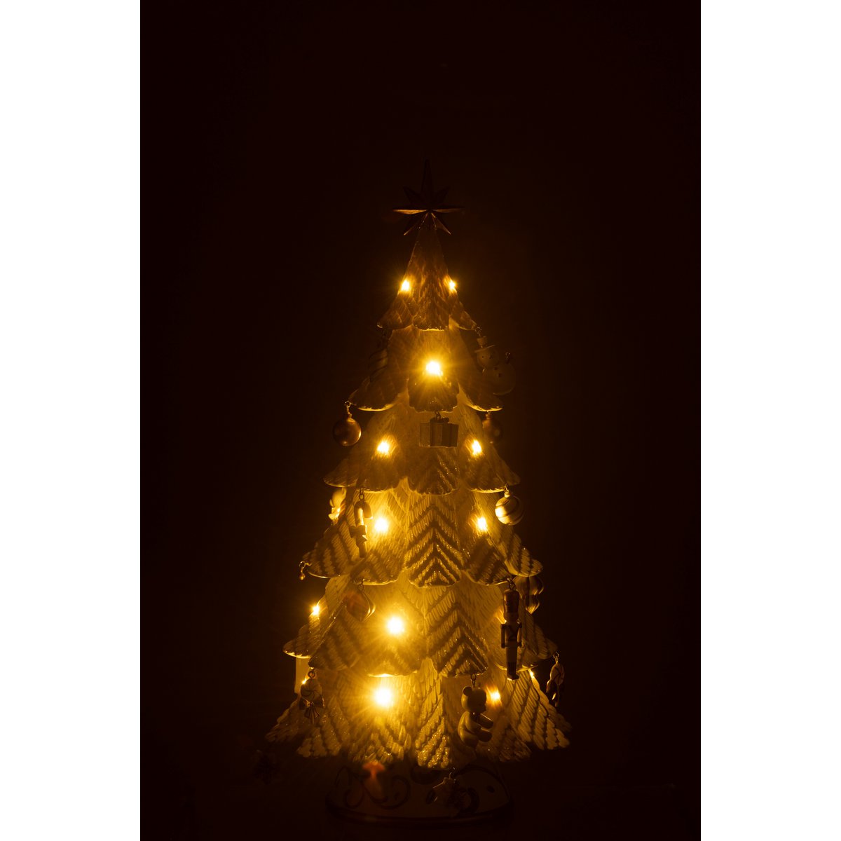 Ornement de Noël sur un sapin décoré, ambiance festive