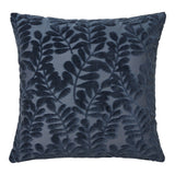 Coussin Yona bleu 45x45 cm sur un canapé moderne