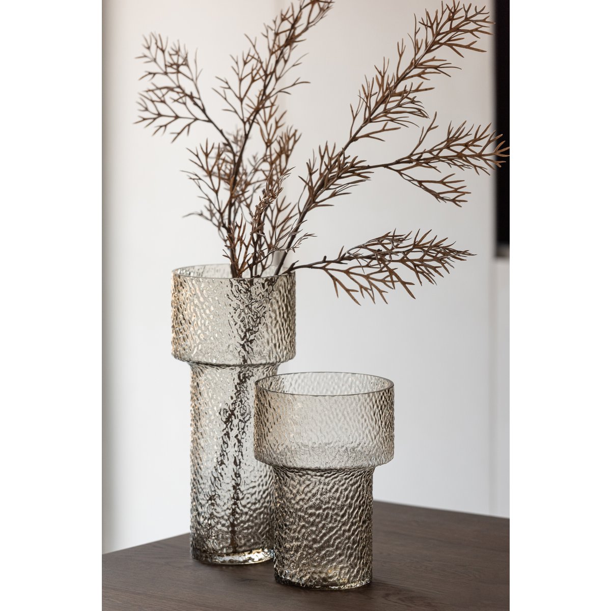 Vase Betty, mise en scène dans un salon moderne