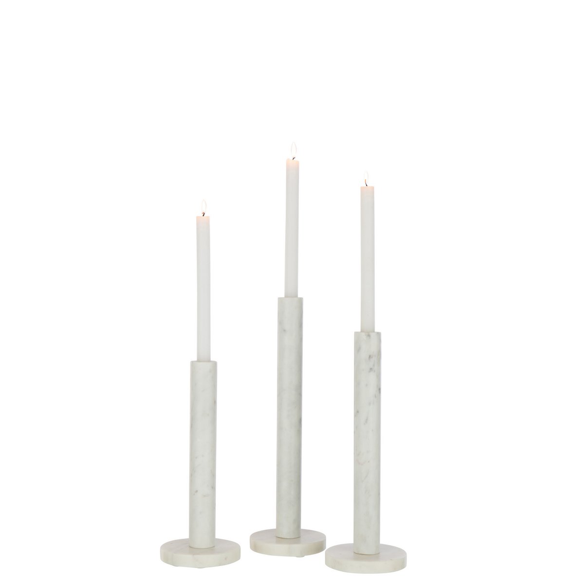 Détail du bougeoir J-Line en marbre blanc sur une table élégante
