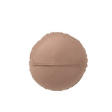 Détail du coussin J-Line en cuir camel, dimensions et texture