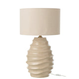Lampe J-Line Golf en céramique beige dans un salon élégant