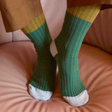 Chaussettes Yvette Green pea - présentation sur fond neutre