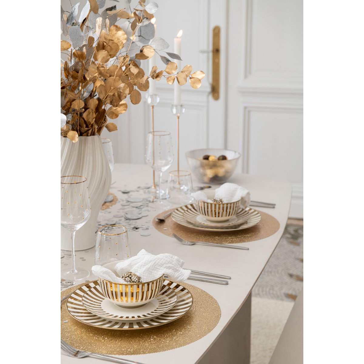 Assiette J-Line Stripe avec un plat gastronomique, ambiance chic