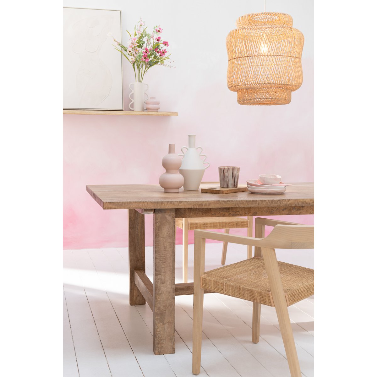 Chaise J-Line Square Open Sungkai entourée de plantes