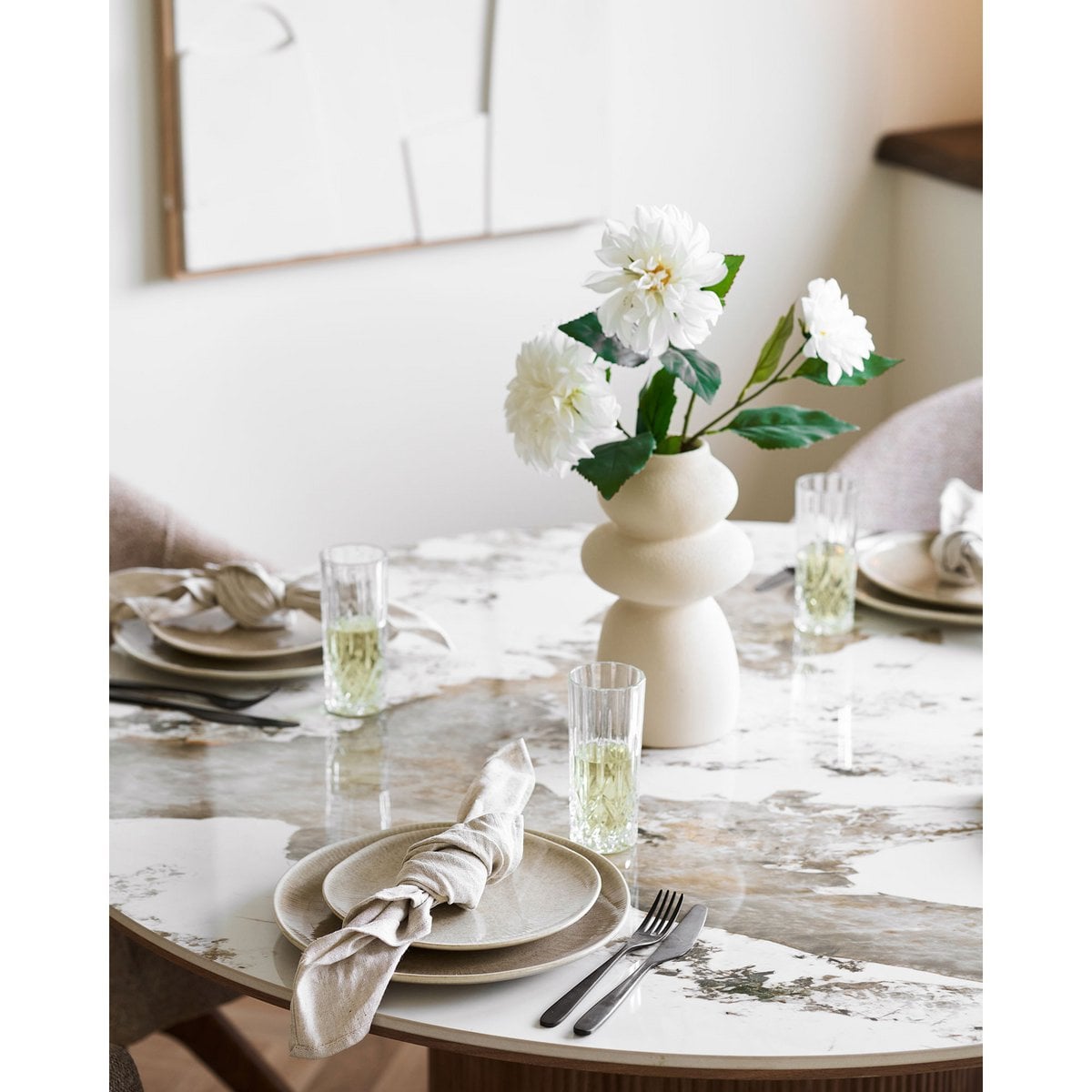 Assiettes Viola sur une table dressée, style minimaliste