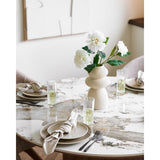 Assiettes Viola sur une table dressée, style minimaliste