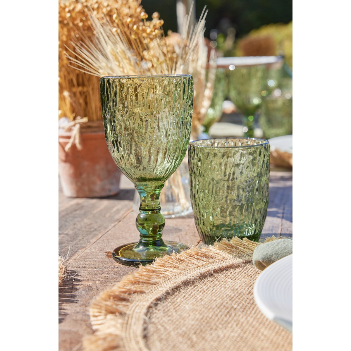 Verre à vin J-Line Vera avec un fond naturel, style contemporain