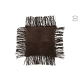 Coussin J-Line Franges en cuir marron posé sur un canapé élégant