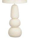 Lampe de table Menko Crème sur une table d'appoint, ambiance cosy.