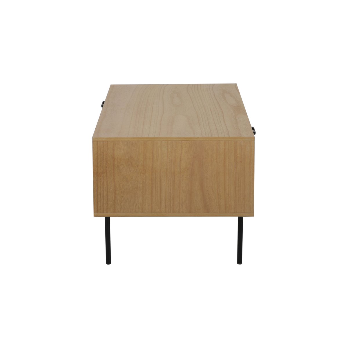 Zoom sur les matériaux en rotin et métal de la table basse