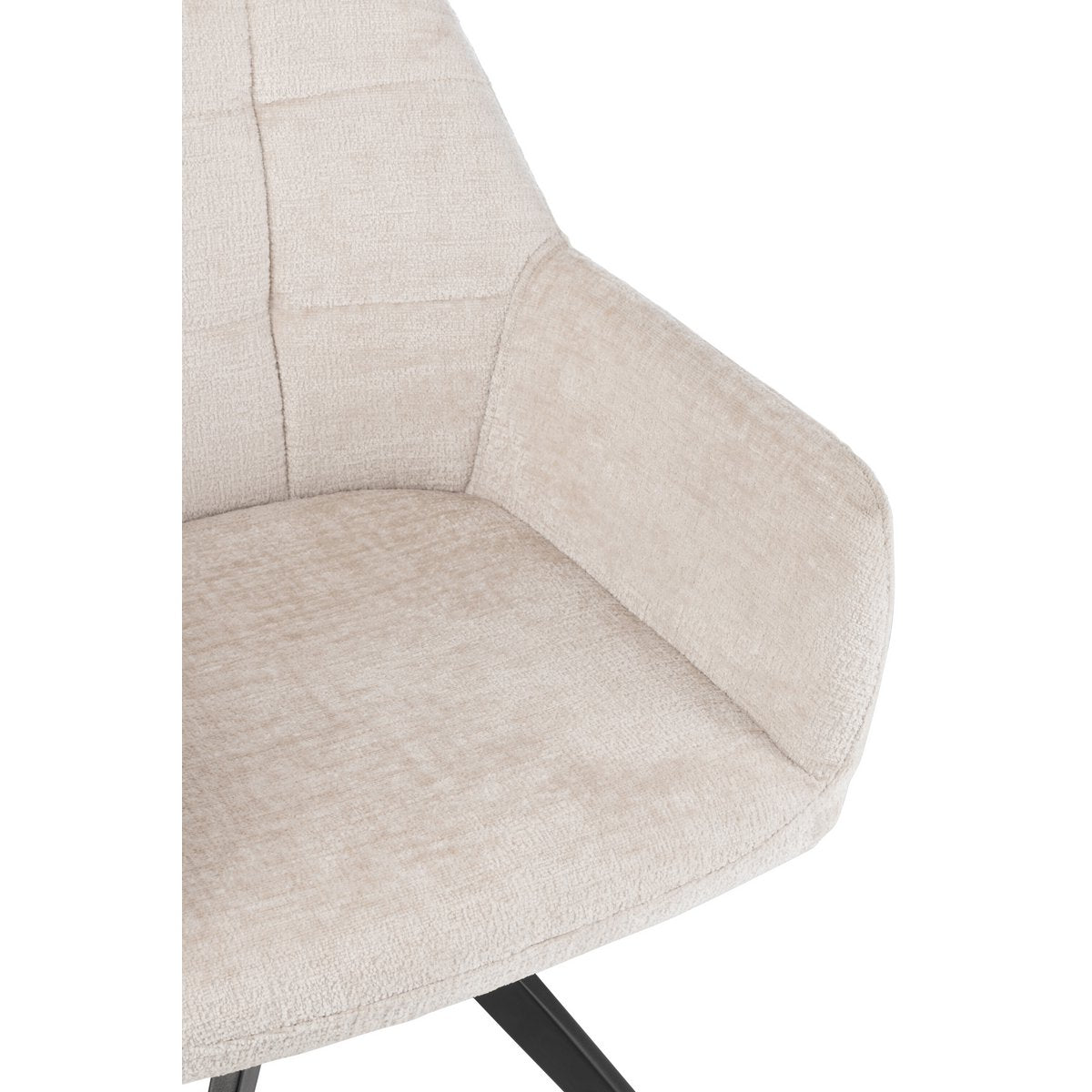 Chaise J-Line Louna entourée d'éléments de décoration