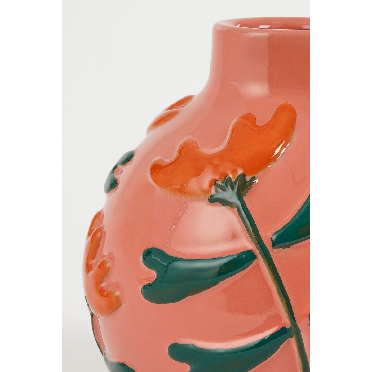 Vase Ava Rose sur une table, décoré avec des fleurs
