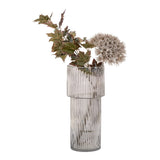 Vue de côté du vase en verre, élégance moderne