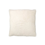 Coussin Teddy J-Line sur un canapé moderne - ambiance déco