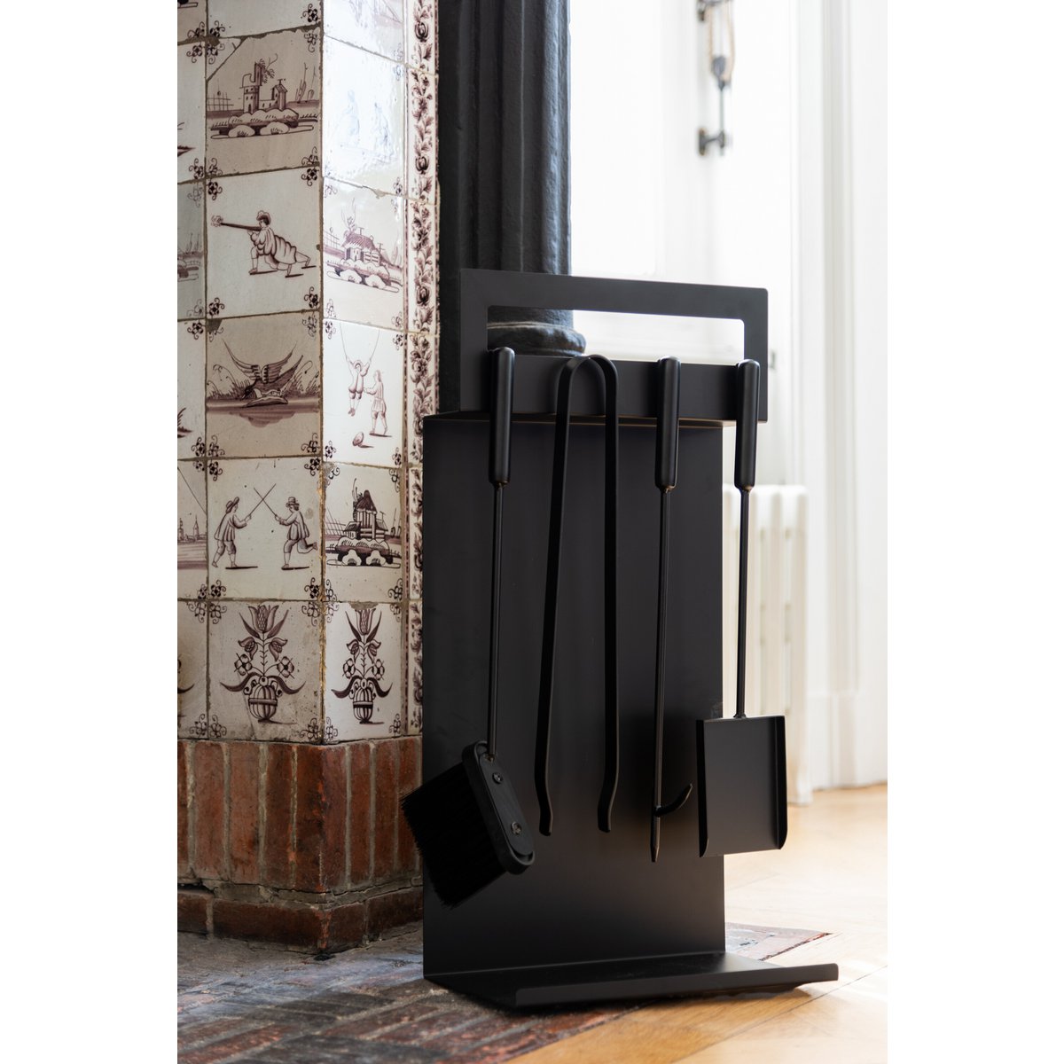 Détail du métal noir de l'accessoire de cheminée J-Line Firm