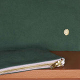 Pochette Iona Nori M sur fond neutre - accessoire chic
