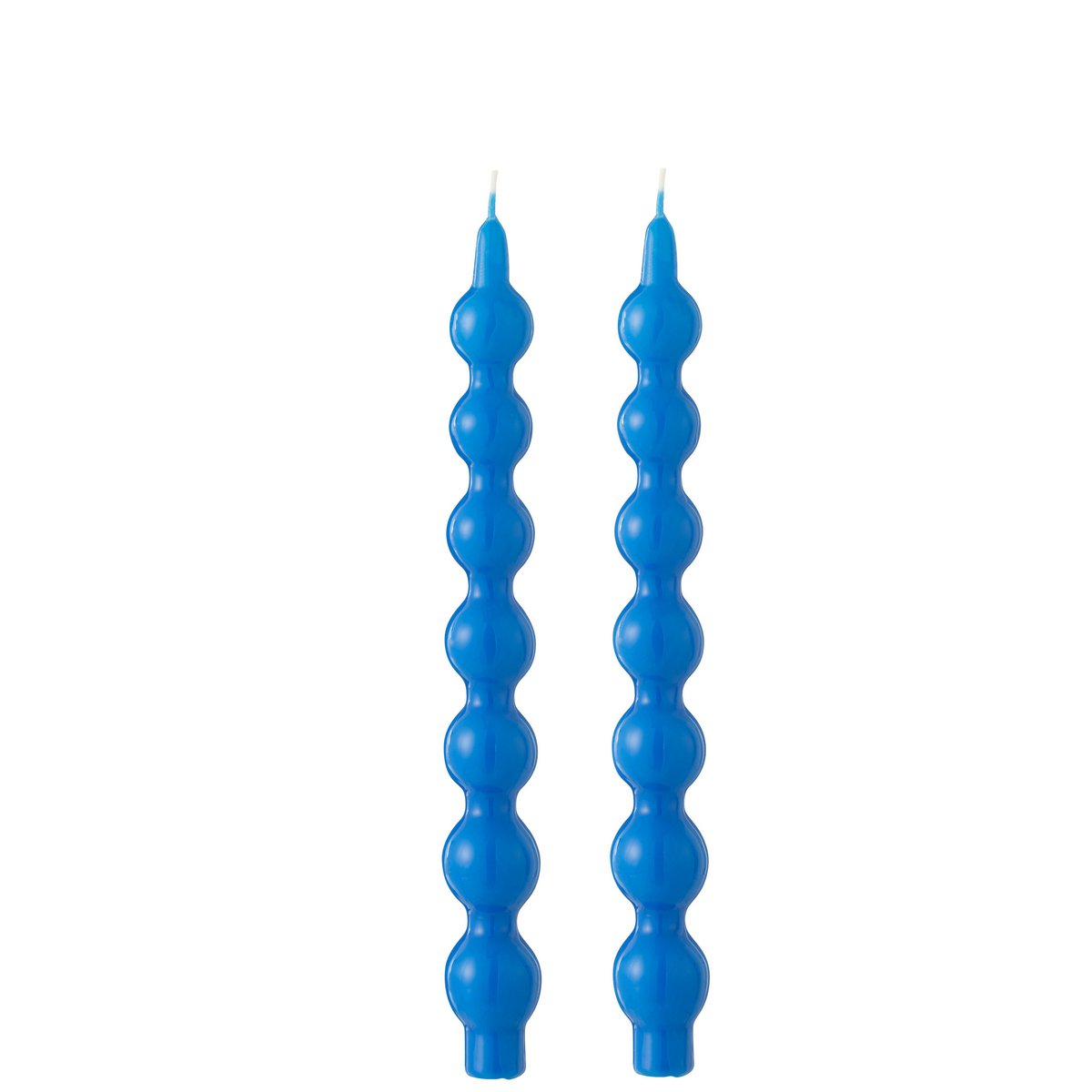 Bougie J-Line Gourd bleue présentée avec d'autres éléments de décoration intérieure.