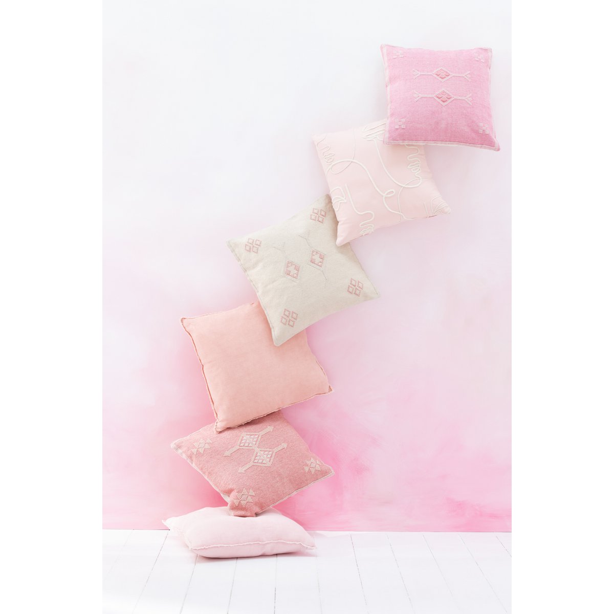Détail du coussin J-Line avec motifs diamants et flèches