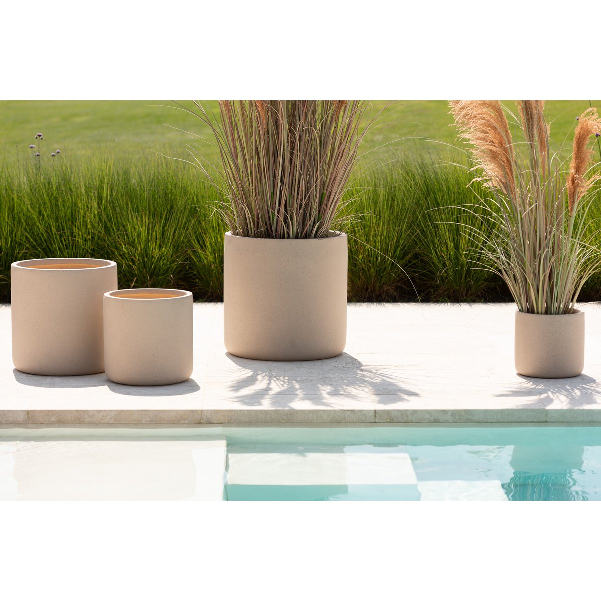 Pot de fleur J-Line Dune avec des plantes vertes