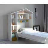 Étagère maison en bois blanc avec décoration scandinave.