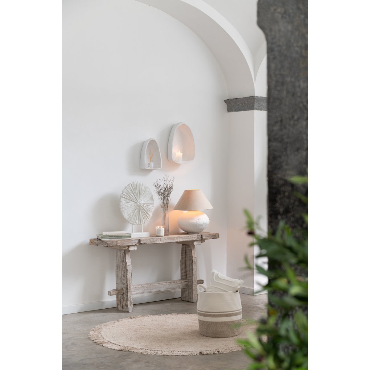 Console J-Line en bois, mise en scène dans un intérieur élégant