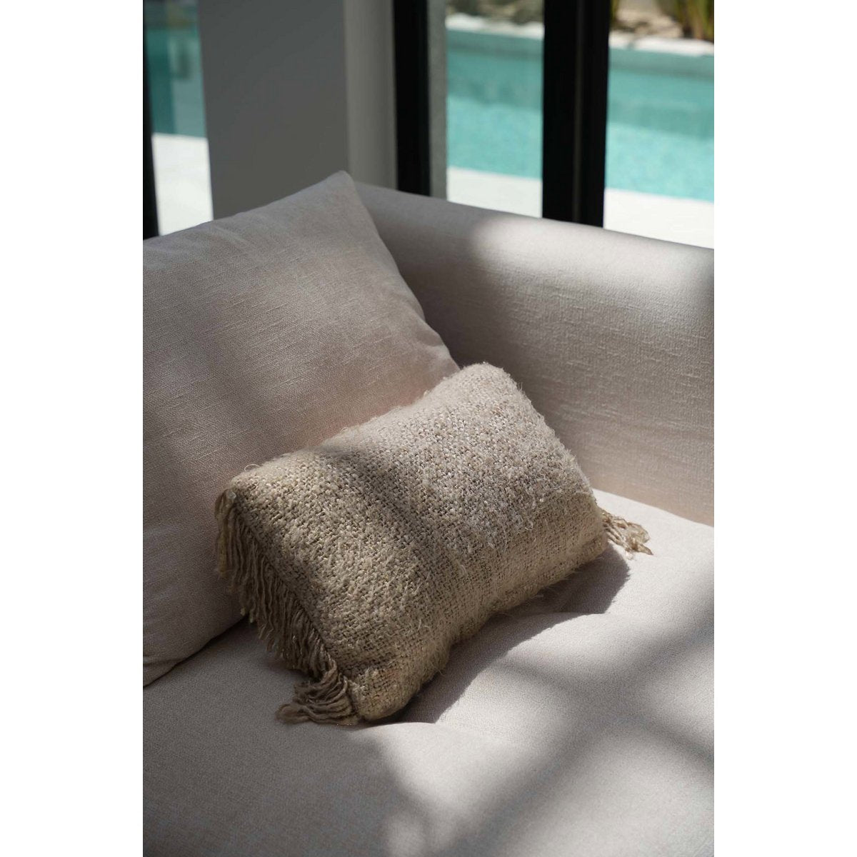 Détail de la housse de coussin Oh My Gee beige, teinture à la main