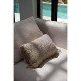 Détail de la housse de coussin Oh My Gee beige, teinture à la main