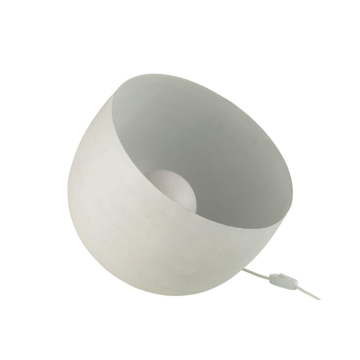 Lampe de table J-Line éclairée dans un salon