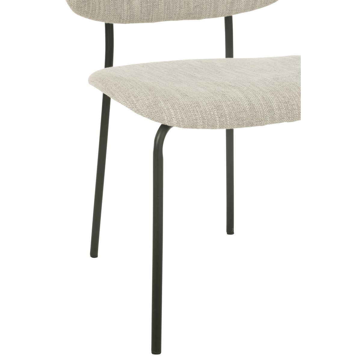 Chaise J-Line beige sur fond neutre, mise en valeur du design