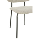 Chaise J-Line beige sur fond neutre, mise en valeur du design
