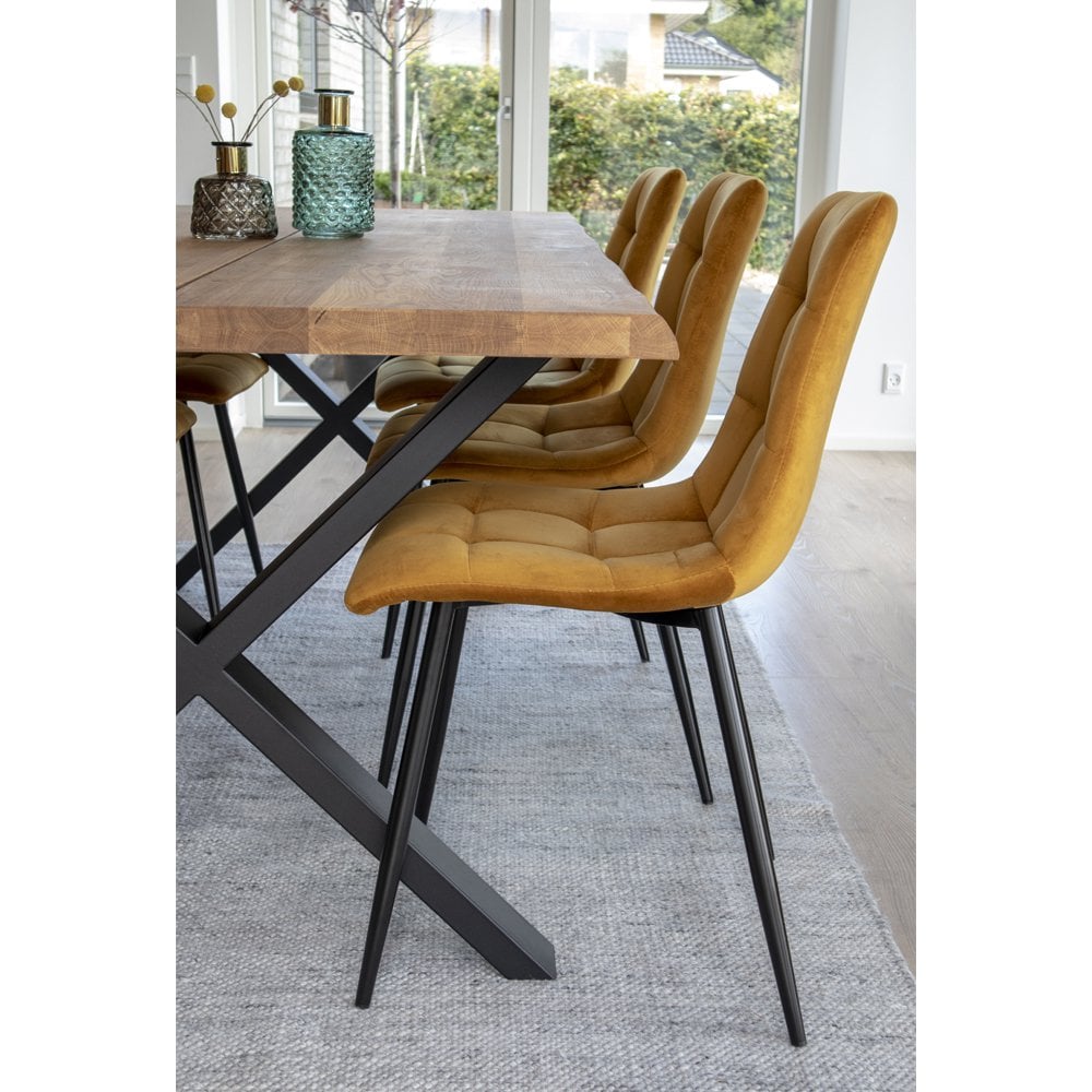 Vue de profil de la chaise Middelfart en velours jaune moutarde
