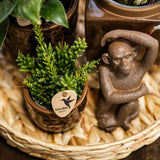 Ornement singe assis en polystone marron