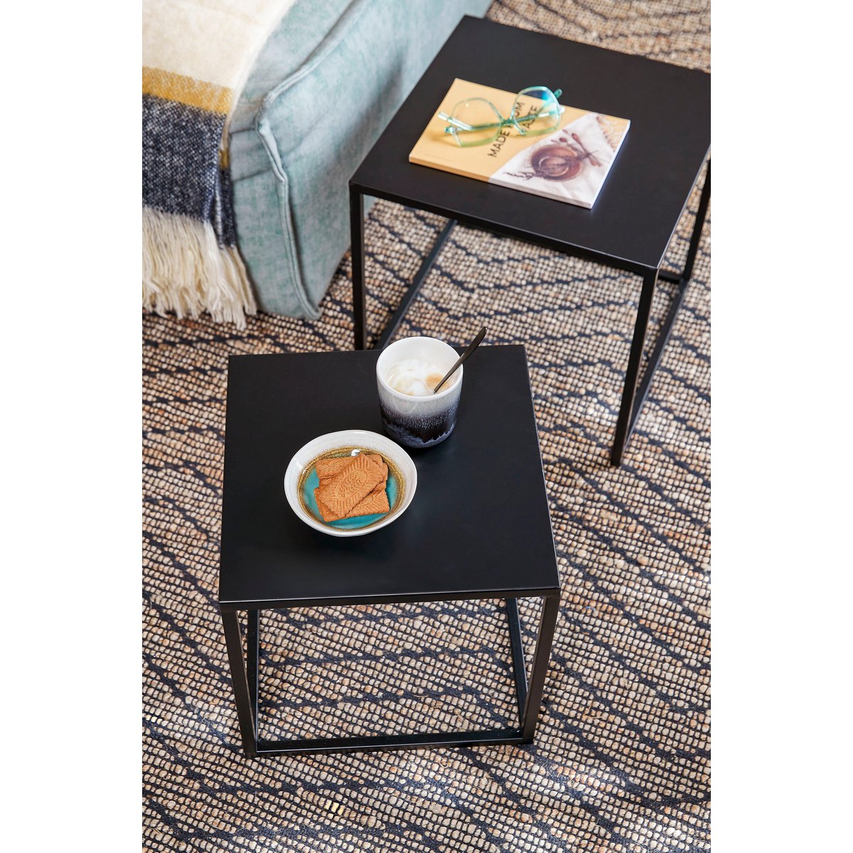 Tables d'appoint Goa Noir - mise en situation dans un salon moderne