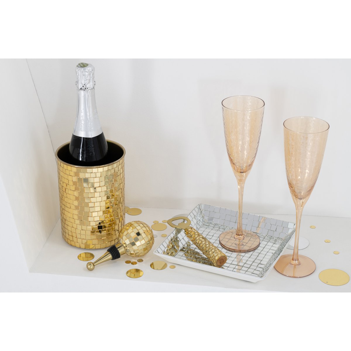 Plateau J-Line sur une table élégante, décoré avec des objets raffinés