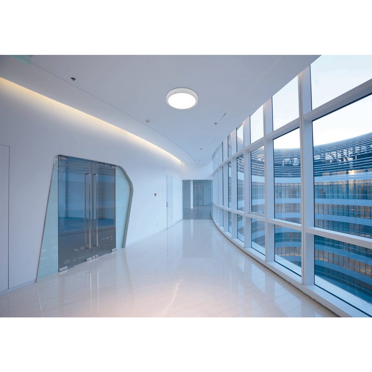 Plafond LED Karlstad - détail des matériaux en métal et plastique