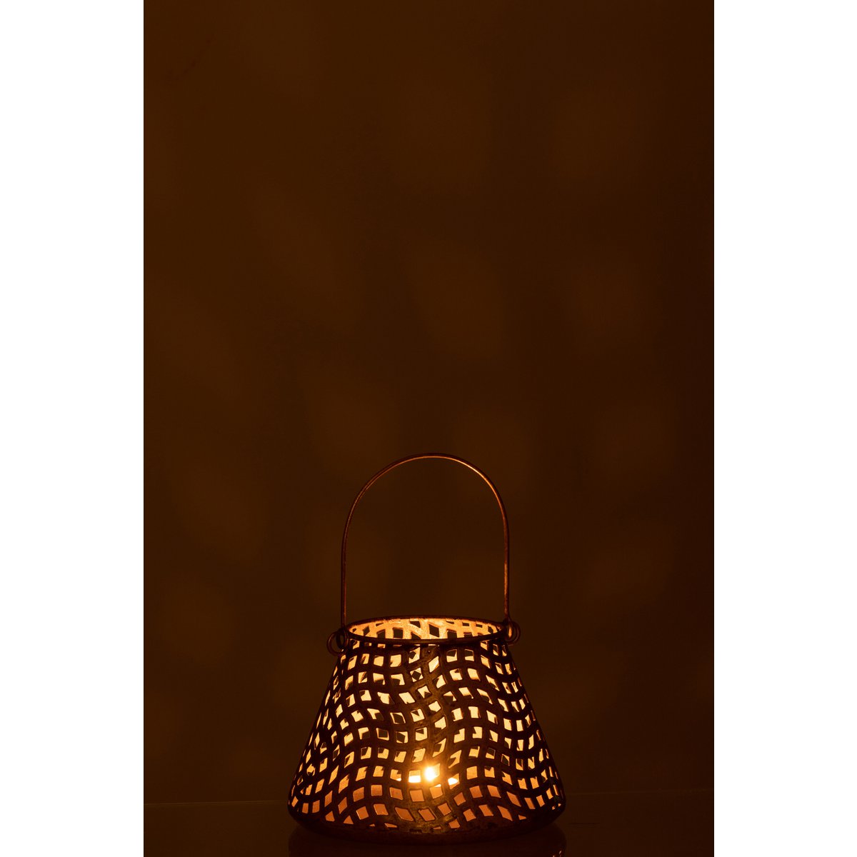 Bougeoir J-Line sur une table, ajoutant une touche de luxe à la décoration.
