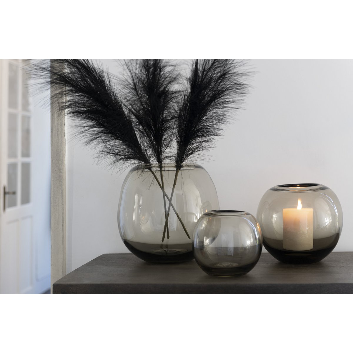 Branche décorative noire J-Line, présentation dans un vase